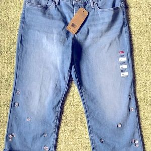 Fun Jean Capri with embroidered pink flowers Size 18W.  Levi’s.  New with tags.